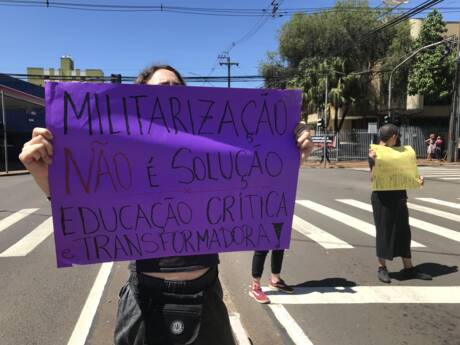 Escola cívico-militar ameaça ensino noturno, aponta APP