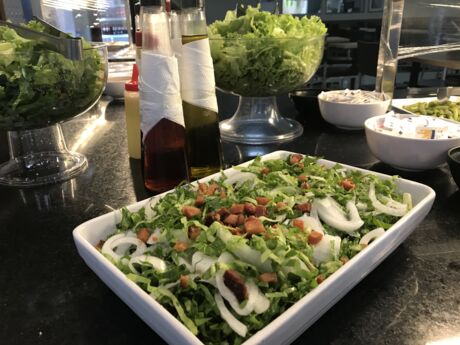 Temperado com bacon e cebola, o almeirão fica ainda mais saboroso