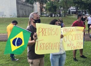 Grupo de comerciantes protesta no Centro Cívico