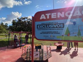 Parque infantil para deficientes tem equipamentos quebrados
