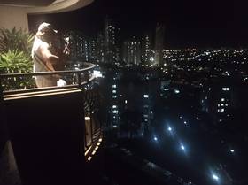 Do alto da sacada um cantor anima a Londrina da quarentena