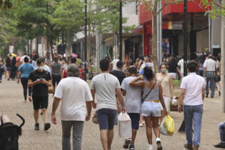 Primeiro dia de horário estendido no comércio tem movimento tímido