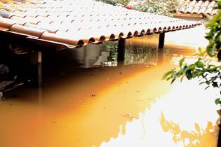 Sobe para 44 número de mortos com chuvas em MG