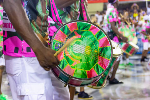 26 integrantes da bateria oficial da Mangueira se apresentam em Londrina nesta sexta