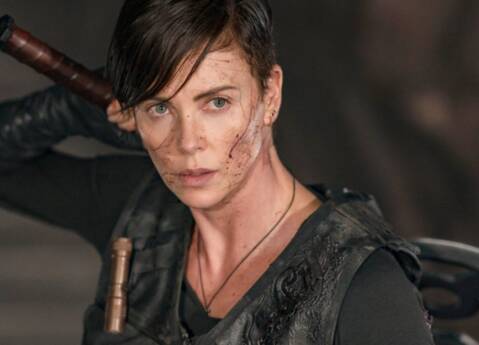 Charlize Theron em "The Old Guard", filme é um modelo de diversidade com fundo sobrenatural