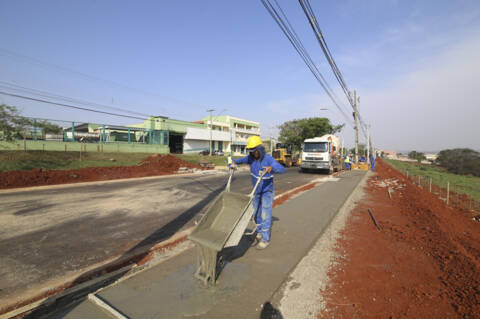 Operários finalizam a calçada e o canteiro no trecho de cerca de 600 metros