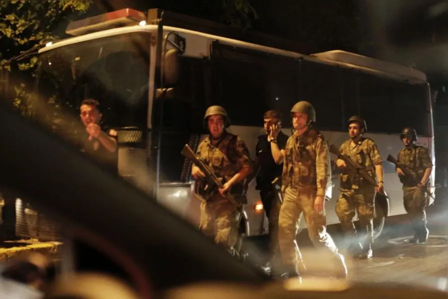 Militares turcos dizem ter tomado poder com golpe
