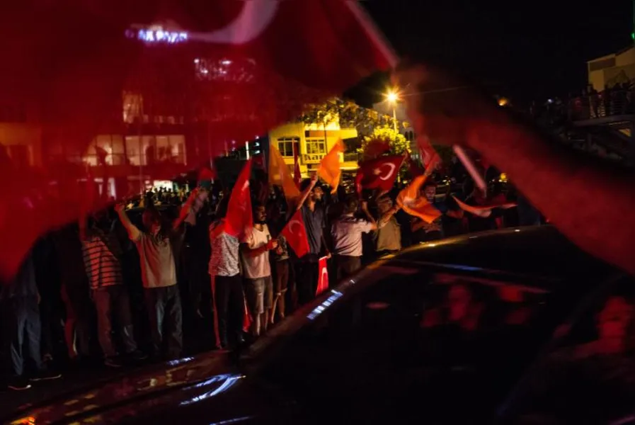 Militares turcos dizem ter tomado poder com golpe