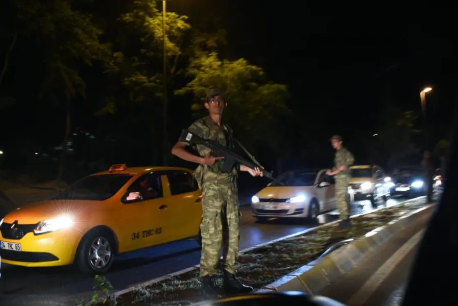 Militares turcos dizem ter tomado poder com golpe