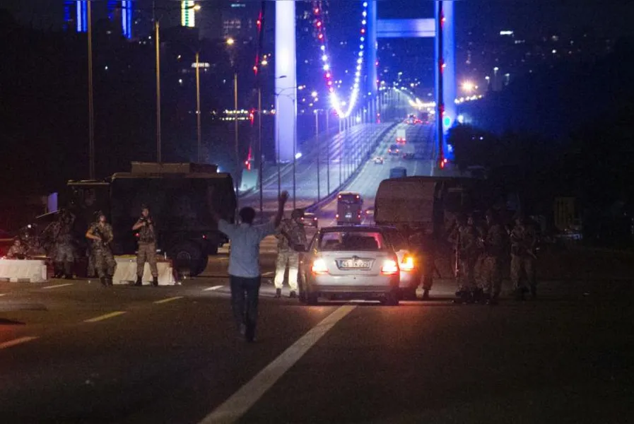 Militares turcos dizem ter tomado poder com golpe