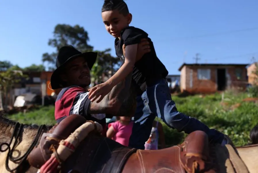 Um domingo de arte e festa na comunidade