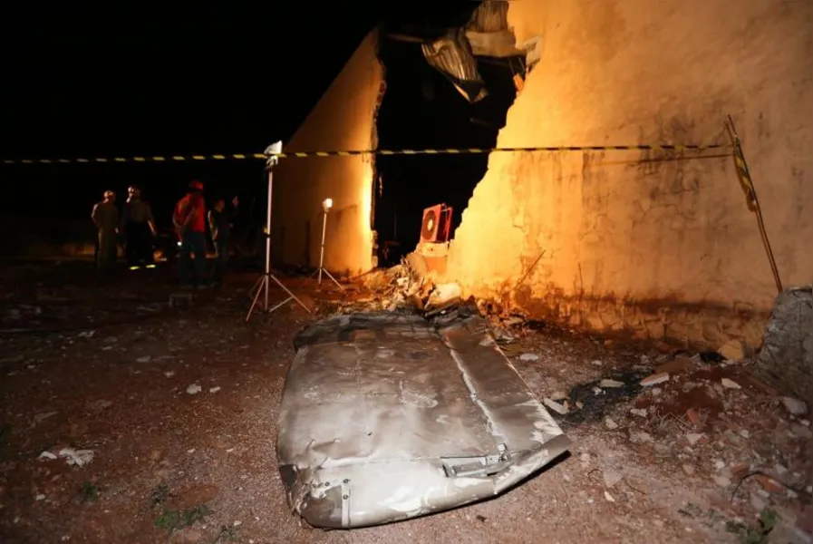 Avião cai em Cambé e pelo menos cinco morrem
