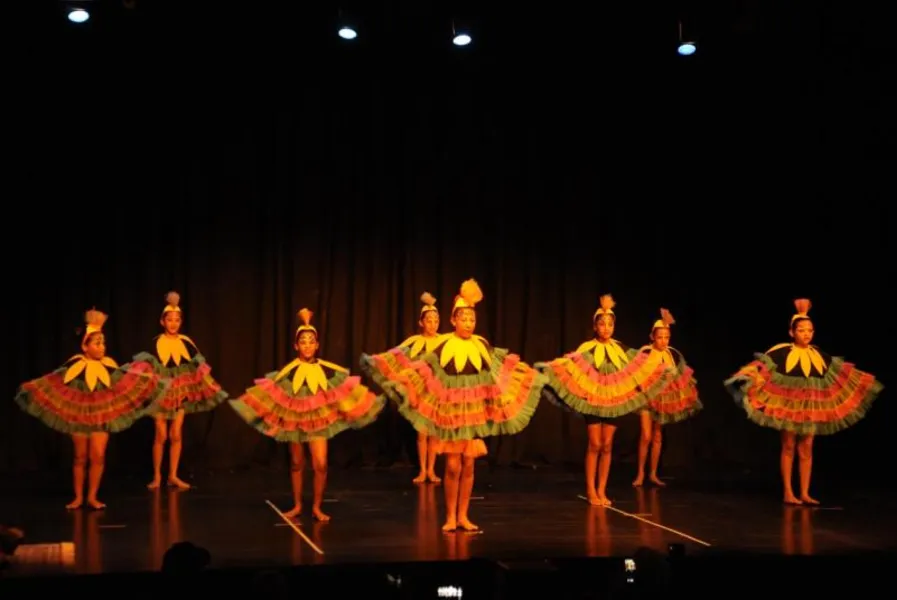 'Os Salimbancos' no palco do Zaqueu de Melo