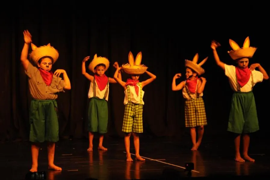 'Os Salimbancos' no palco do Zaqueu de Melo