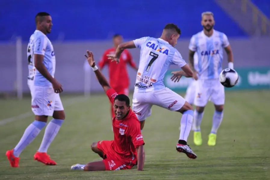 LEC vence e sobe no paranaense