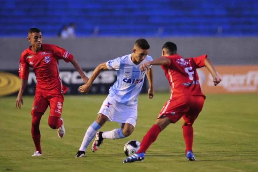 LEC vence e sobe no paranaense