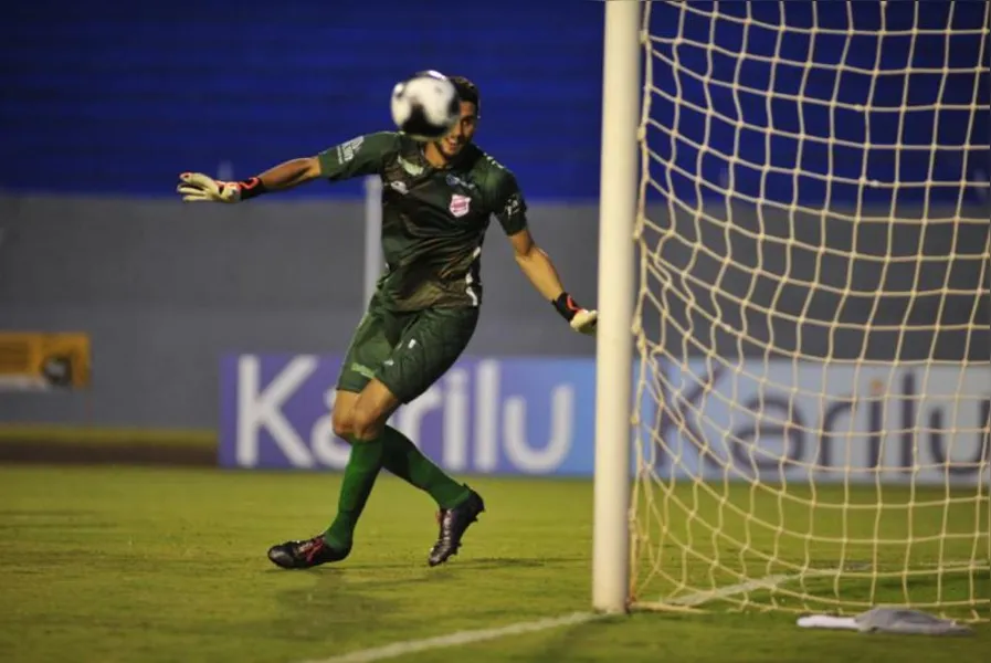 LEC vence e sobe no paranaense
