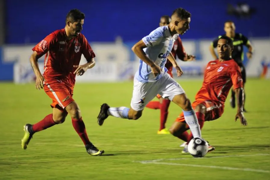LEC vence e sobe no paranaense