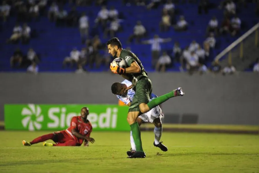 LEC vence e sobe no paranaense