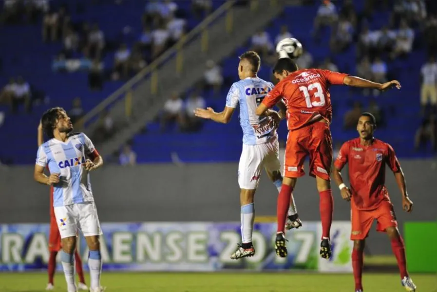 LEC vence e sobe no paranaense