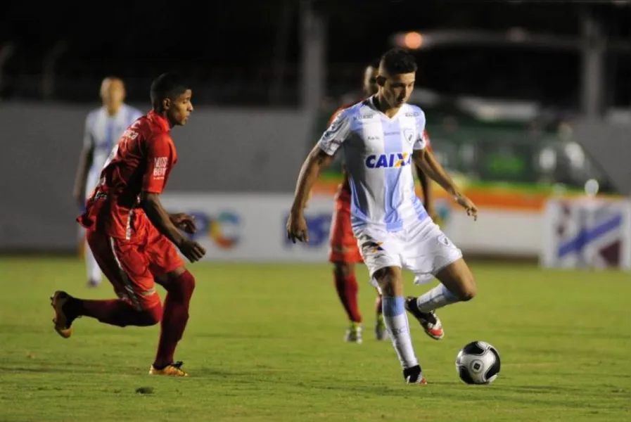LEC vence e sobe no paranaense