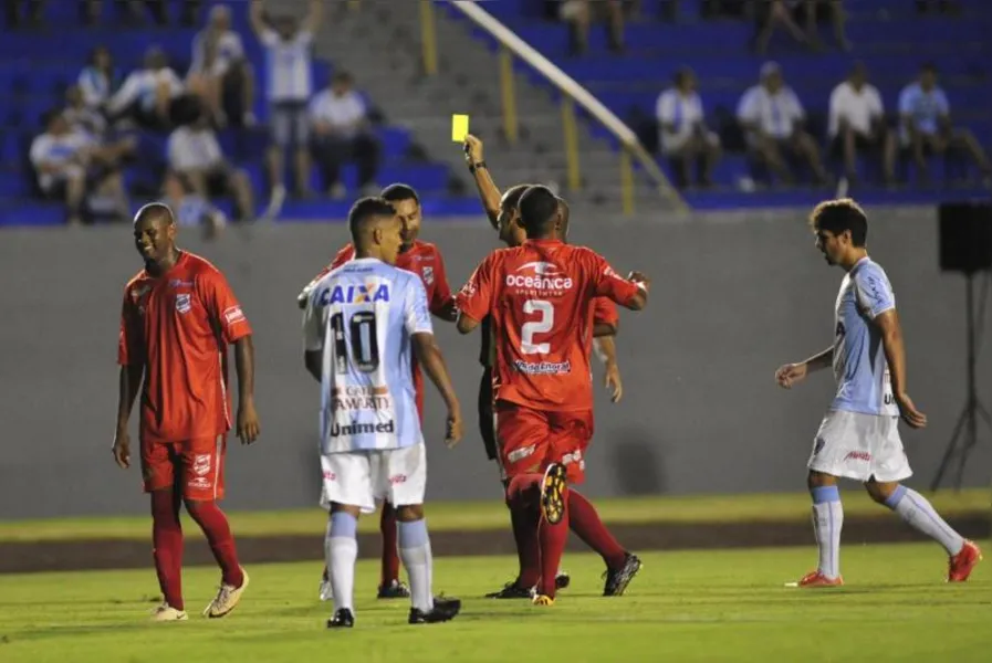 LEC vence e sobe no paranaense