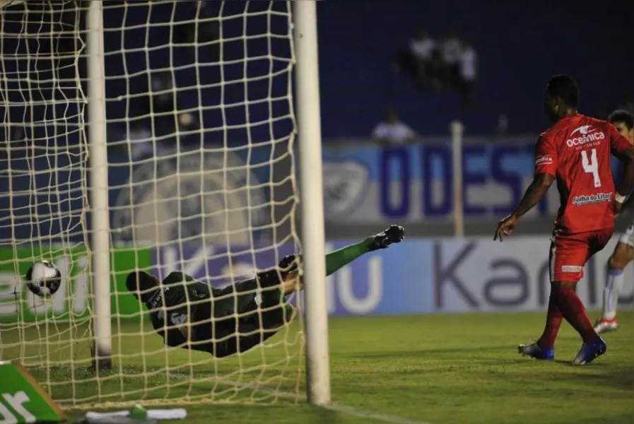 LEC vence e sobe no paranaense