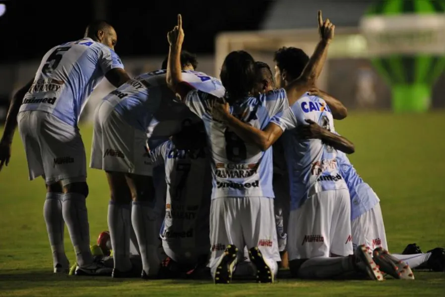 LEC vence e sobe no paranaense