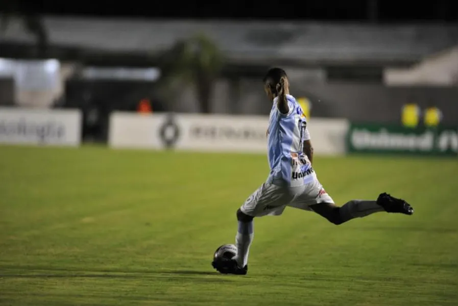 LEC vence e sobe no paranaense