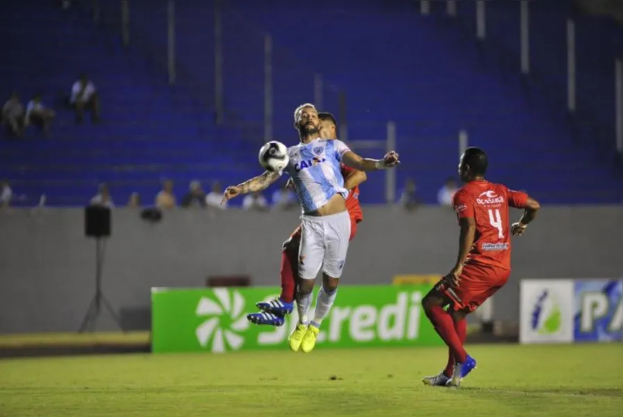 LEC vence e sobe no paranaense