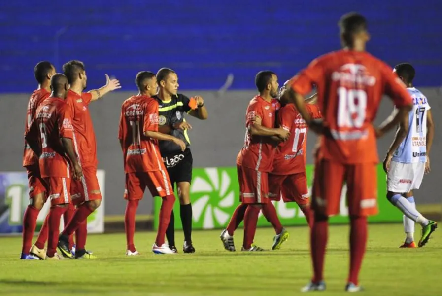 LEC vence e sobe no paranaense