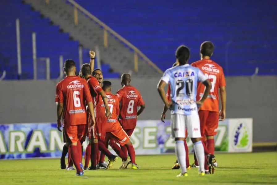 LEC vence e sobe no paranaense