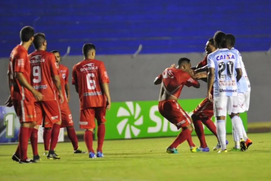 LEC vence e sobe no paranaense