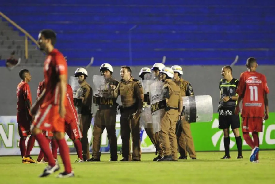 LEC vence e sobe no paranaense