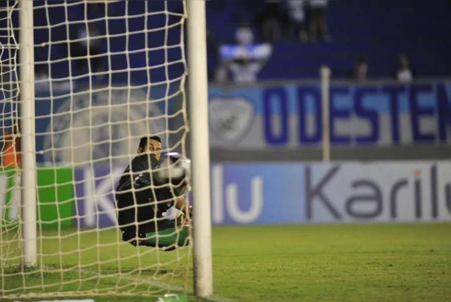 LEC vence e sobe no paranaense