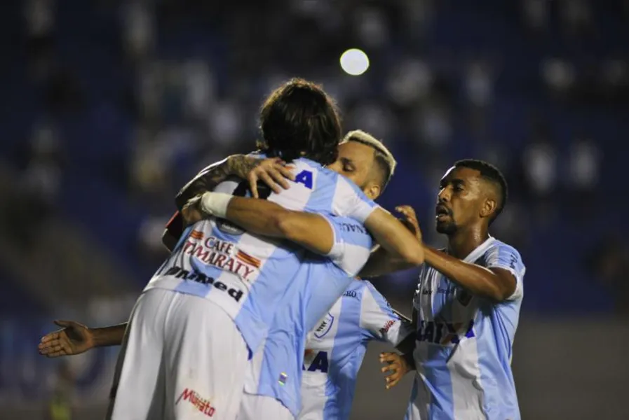 LEC vence e sobe no paranaense
