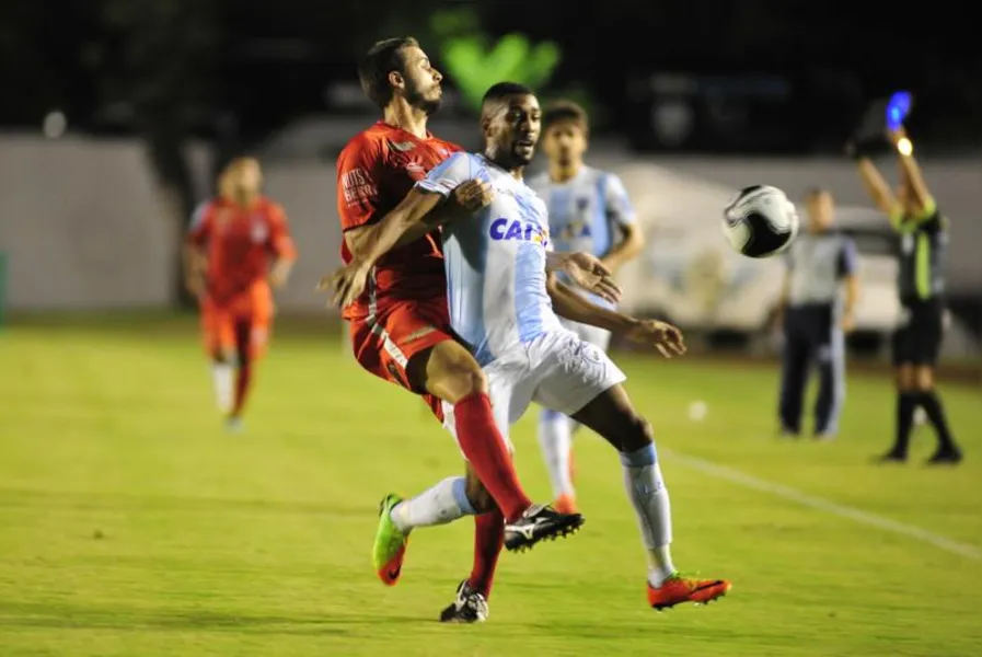 LEC vence e sobe no paranaense
