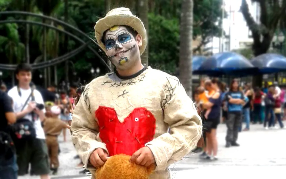 Após ameaça de cancelamento, milhares de curitibanos saem às ruas para a Zombie Walk 2017