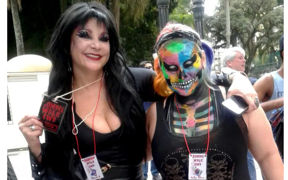 Após ameaça de cancelamento, milhares de curitibanos saem às ruas para a Zombie Walk 2017