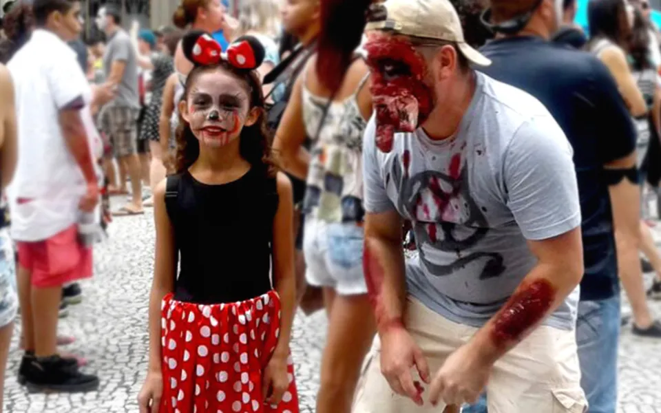 Após ameaça de cancelamento, milhares de curitibanos saem às ruas para a Zombie Walk 2017