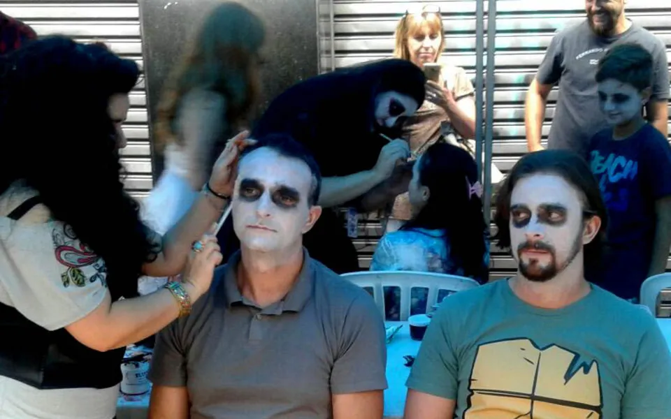 Após ameaça de cancelamento, milhares de curitibanos saem às ruas para a Zombie Walk 2017