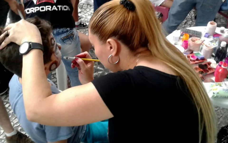 Após ameaça de cancelamento, milhares de curitibanos saem às ruas para a Zombie Walk 2017