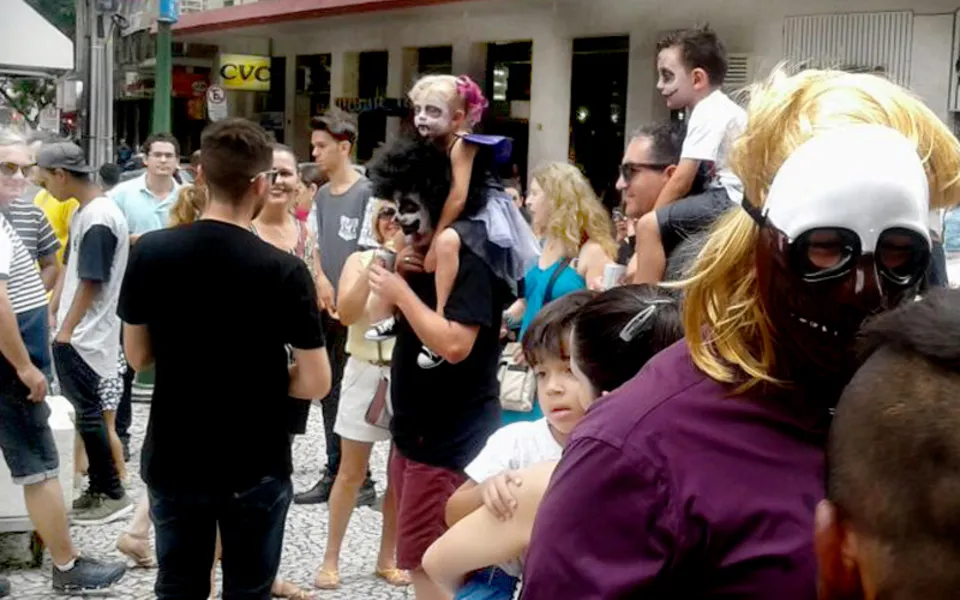 Após ameaça de cancelamento, milhares de curitibanos saem às ruas para a Zombie Walk 2017
