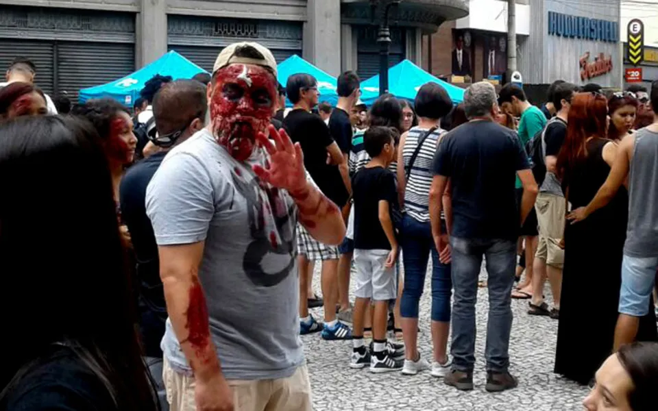 Após ameaça de cancelamento, milhares de curitibanos saem às ruas para a Zombie Walk 2017