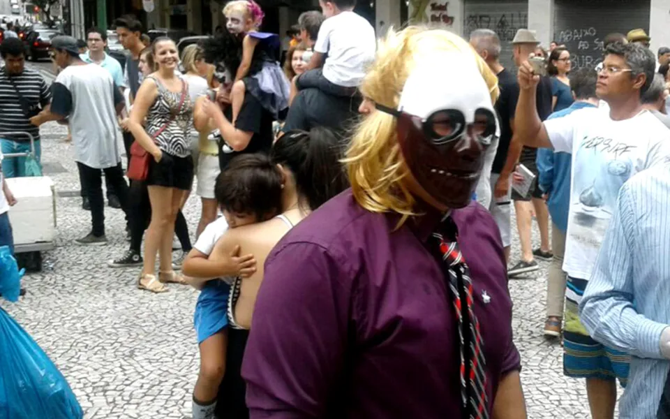 Após ameaça de cancelamento, milhares de curitibanos saem às ruas para a Zombie Walk 2017
