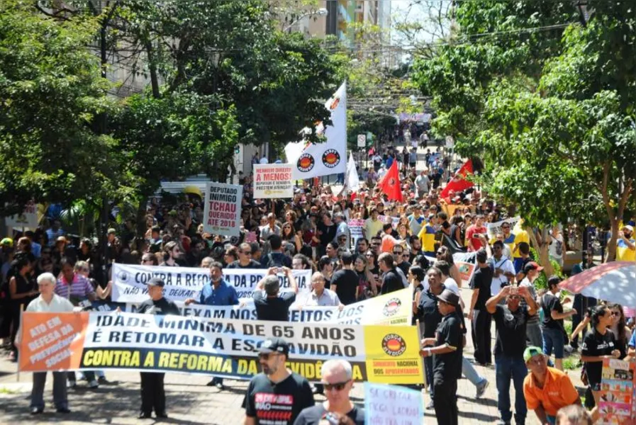 100 mil vão às ruas contra reformas