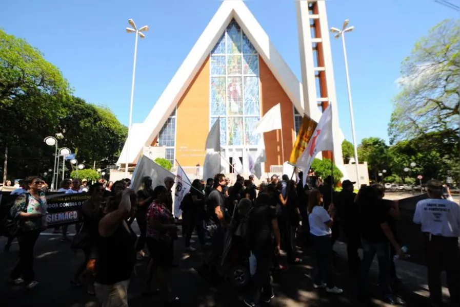 100 mil vão às ruas contra reformas