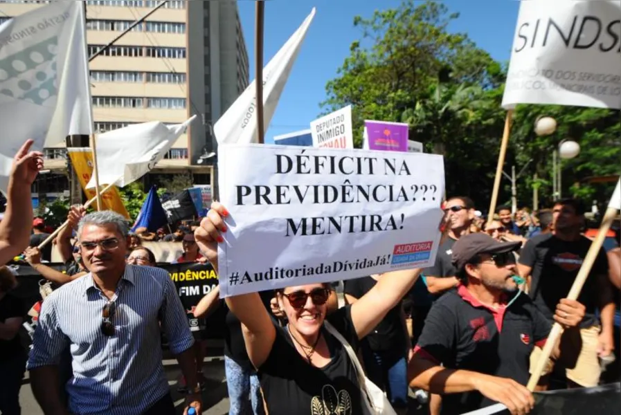 100 mil vão às ruas contra reformas