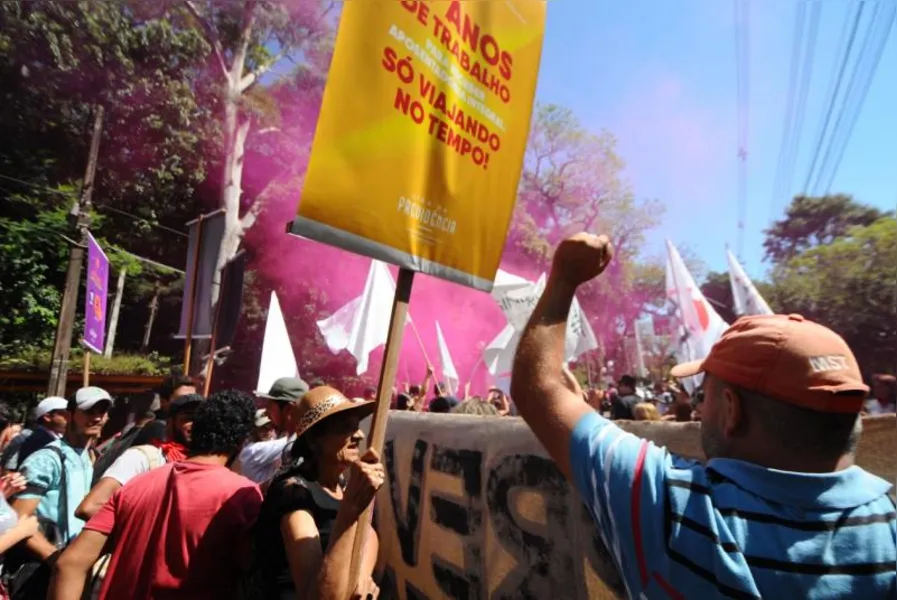 100 mil vão às ruas contra reformas