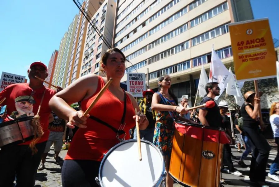 100 mil vão às ruas contra reformas